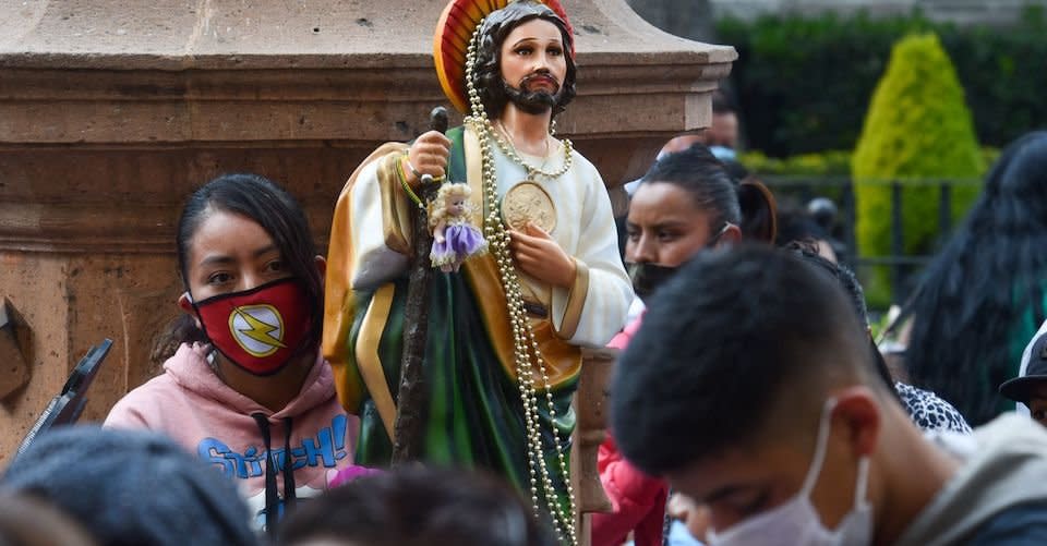 Devotos de San Judas Tadeo acudieron a la Iglesia de la Santa Veracruz en Toluca para escuchar misa y que fueran bendecidas sus imágenes, a pesar del llamado de las autoridades a evitar aglomeraciones.