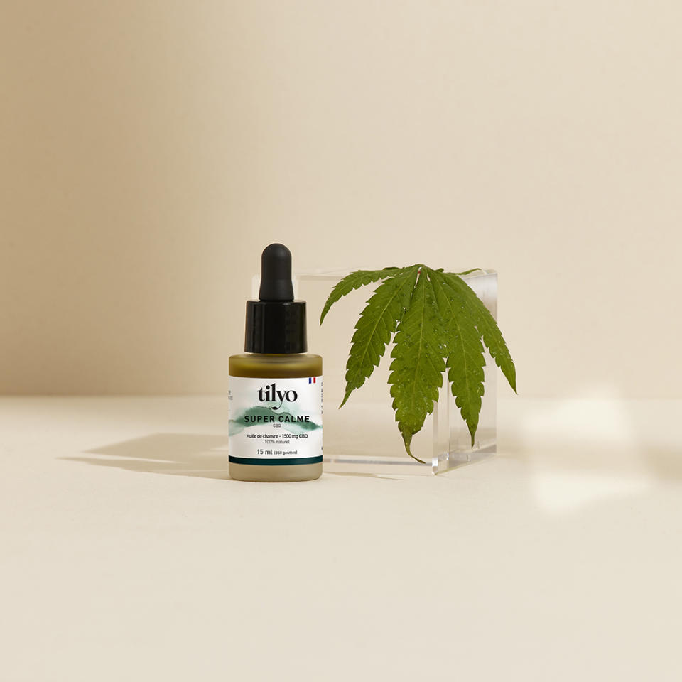 69€<br><p>Ces petites gouttes made in France sont formulées avec 10% de CBD. Elles permettent de réguler le stress et d’apaiser l’anxiété. Pour l’utilisation, rien de plus simple : on en glisse quelques gouttes sous la langue et on les garde pendant 60 à 90 secondes. Résultat ? Une sensation de bien-être !</p><br><a href="https://www.tilyo.co/produit/formule-super-calme/" rel="nofollow noopener" target="_blank" data-ylk="slk:Acheter;elm:context_link;itc:0;sec:content-canvas" class="link ">Acheter</a>