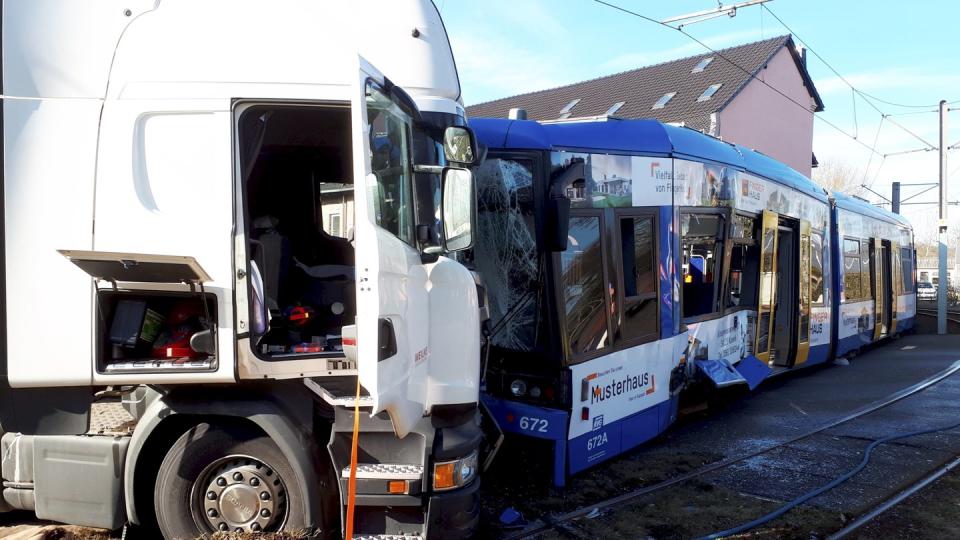 Die Straßenbahn und der Lastwagen hatten sich bei dem Unfall ineinander verkeilt und mussten geborgen werden. Foto: Feuerwehr Kassel