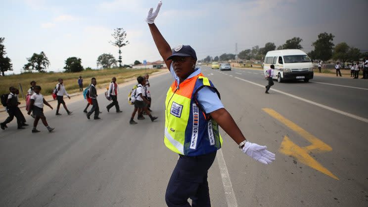 Dorah Mofokeng se convirtió en viral por bailar mientras dirige el tránsito. Foto: Twitter/<span class="FullNameGroup">South African Heroes</span>