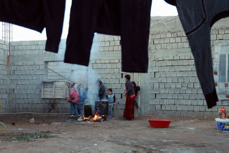 Displaced children from the minority Yazidi sect, live at an unfinished house in Duhok province, northern Iraq, December 7, 2016. REUTERS/Ari Jalal