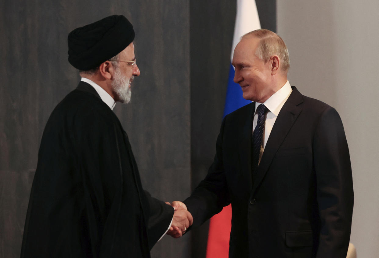 Shakehands unter Schurken: Der russische Präsident Wladimir Putin (rechts) und Irans Präsident Ebrahim Raisi bei einem Treffen in Samarkand im September (Bild: Sputnik/Alexandr Demyanchuk/Pool via REUTERS)