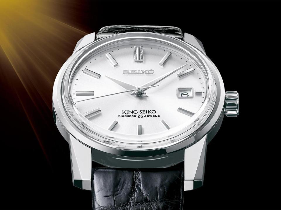 這是於2021年利用SEIKO建廠140年以及KS 60週年紀念之際，復刻的King Seiko KSK（SJE083J1）錶款，定價約台幣11萬元，限量3,000只。