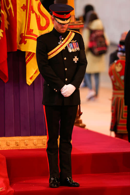 El Palacio rectifica: el príncipe Harry podrá vestir el uniforme militar en  la vigilia en honor a Isabel II