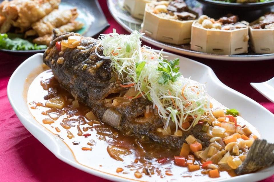 「五柳枝石斑魚」將石斑魚入油酥炸，燴上配料，滋味酸酸甜甜。