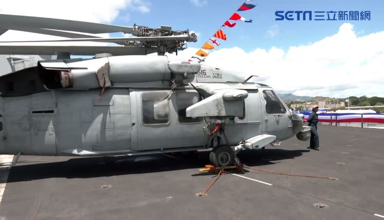 2024環太平洋軍演登美國航空母艦卡爾文森號甲板停放的海鷹直升機。
