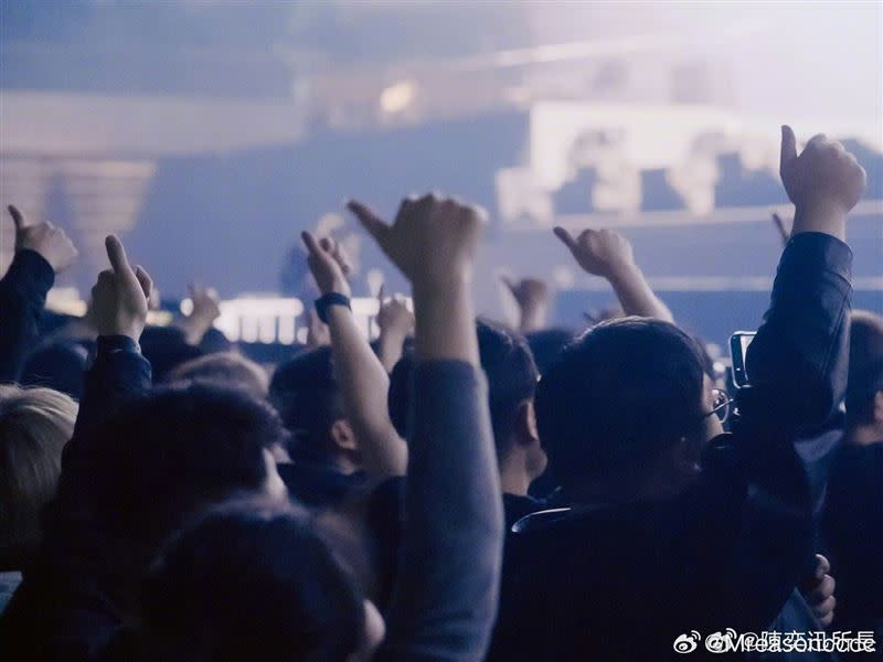 第三場演唱會上，歌迷也給予陳奕迅鼓勵，演出時紛紛豎起大拇指比讚。（圖／翻攝自微博）