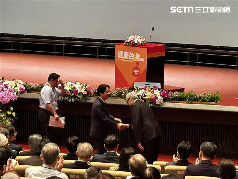 北榮院長陳威明致詞完下台時與賴清德握手致意。（圖／記者簡浩正攝影）
