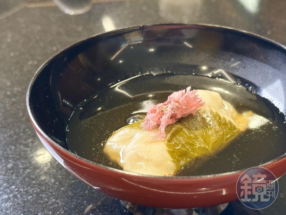「紅鰷櫻餅」是把野生紅鰷與純花枝漿包進日本九重櫻葉子裡，再用昆布高湯煮熟，嘗來軟嫩鮮甜。