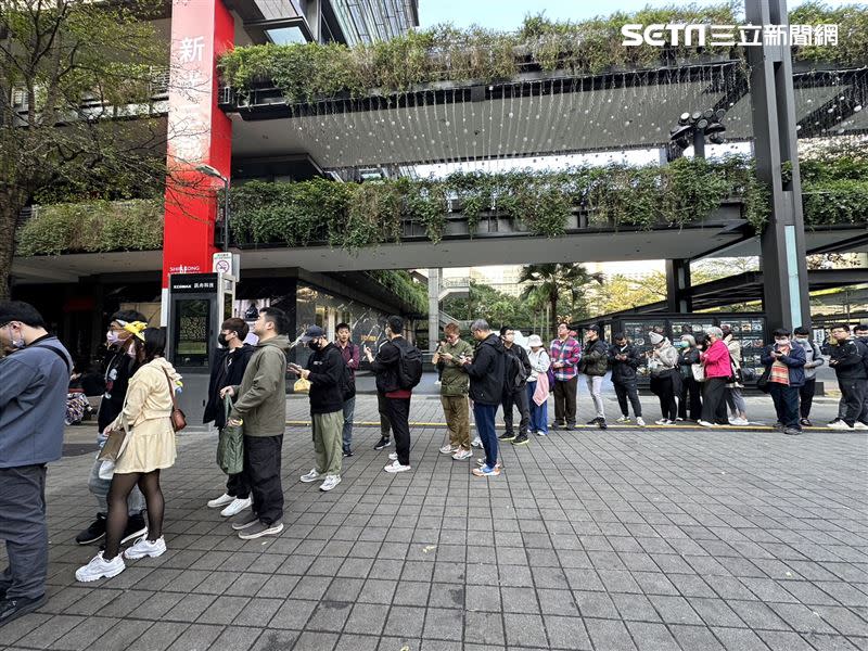 寶可夢中心今(8)日開幕！營業時間都還沒到，排隊人潮已看不到盡頭。（圖／記者劉沛妘攝影）