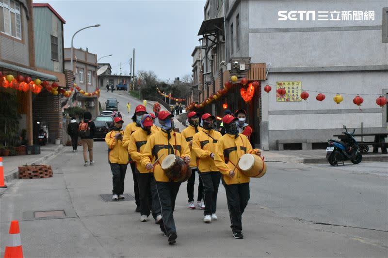 馬祖北竿擺暝文化祭畫面曝光，敲鑼打鼓遶境祈福。（圖／記者陳慈鈴攝影）