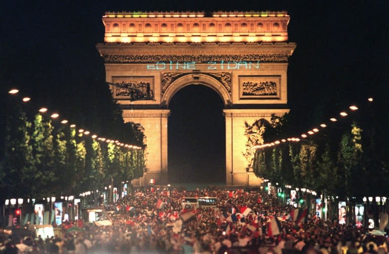 Vue de l'avenue des Champs-Elysées, le 12 juillet à Paris, où des milliers de personnes sont venues fêter la victoire de l'équipe de France dans la finale de la Coupe du monde de football 1998 (Jack GUEZ)