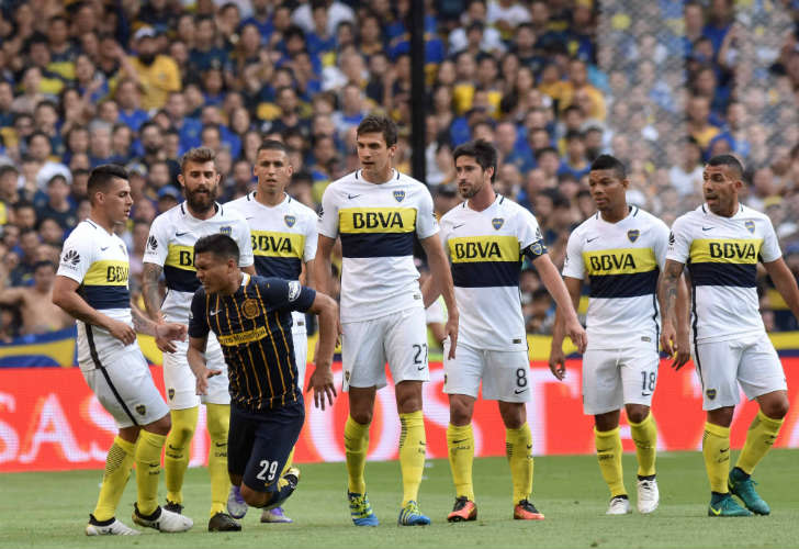 Teo Gutiérrez cae en el césped de la Bombonera tras convertirle un gol a Boca y provocar a la hinchada xeneize. 