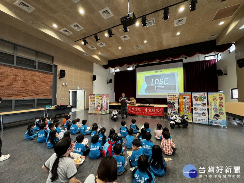 蘆竹分局辦小小警察體驗營，加深幼童「識詐」及「交通安全知識」。