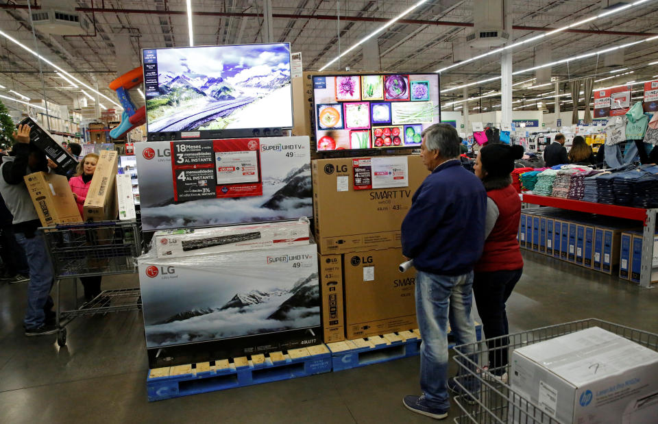 Compradores observan las ofertas en Smart Tvs en Sam's Club durante el Buen Fin. Foto: REUTERS/Henry Romero