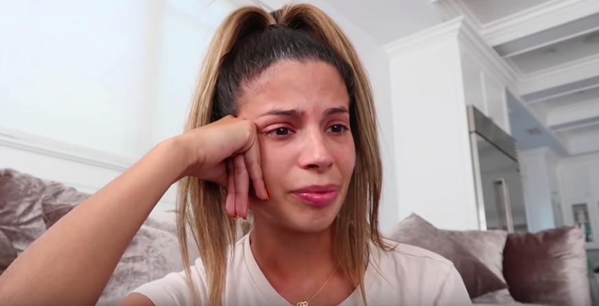 YouTuber Laura Lee gets mocked for apology video after racist tweets surface. (Photo: YouTube/laura88lee)