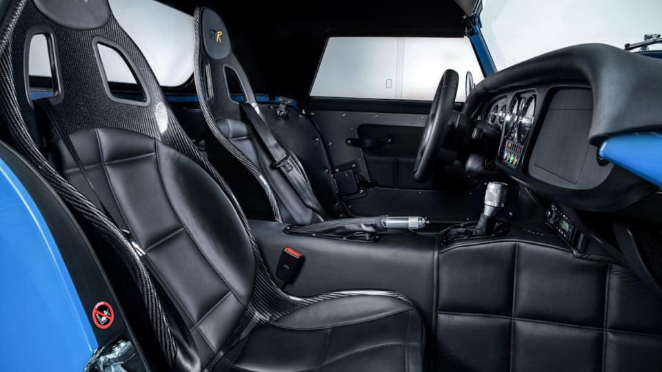 圖／中控台區包括按鍵、指示燈、儀表板皆充滿強烈的戰鬥氣氛，座椅上也印有「GTR」的標識，彰顯出Morgan Plus 8 GTR車型獨一無二的風格。