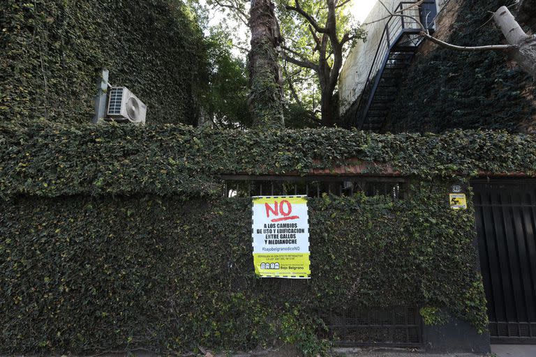 Muchas casas tienen un cartel para pronunciarse en contra de la construcción de viviendas multifamiliares en la zona