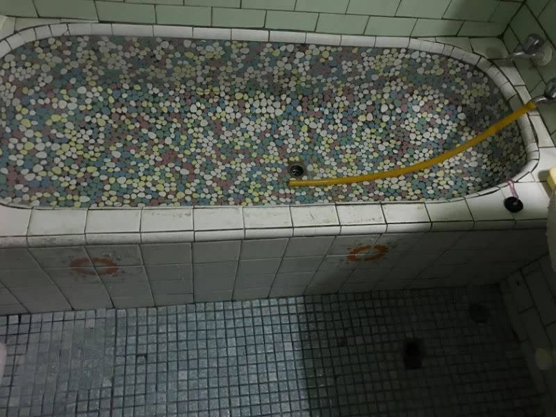 ▲舊式的浴缸使用彩色的地磚拼貼，乍看之下有「馬賽克」效果。（示意圖／翻攝自臉書）