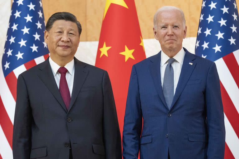 El presidente estadounidense Joe Biden con el presidente chino Xi Jinping, en Bali, Indonesia, el 14 de noviembre del 2022. (Foto AP/Alex Brandon)