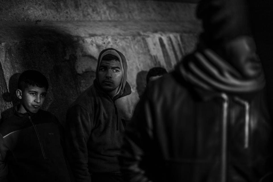 Moroccan kids on the breakwater next to Melilla´s harbor in 2014. (Photo: José Colón/MeMo for Yahoo News)