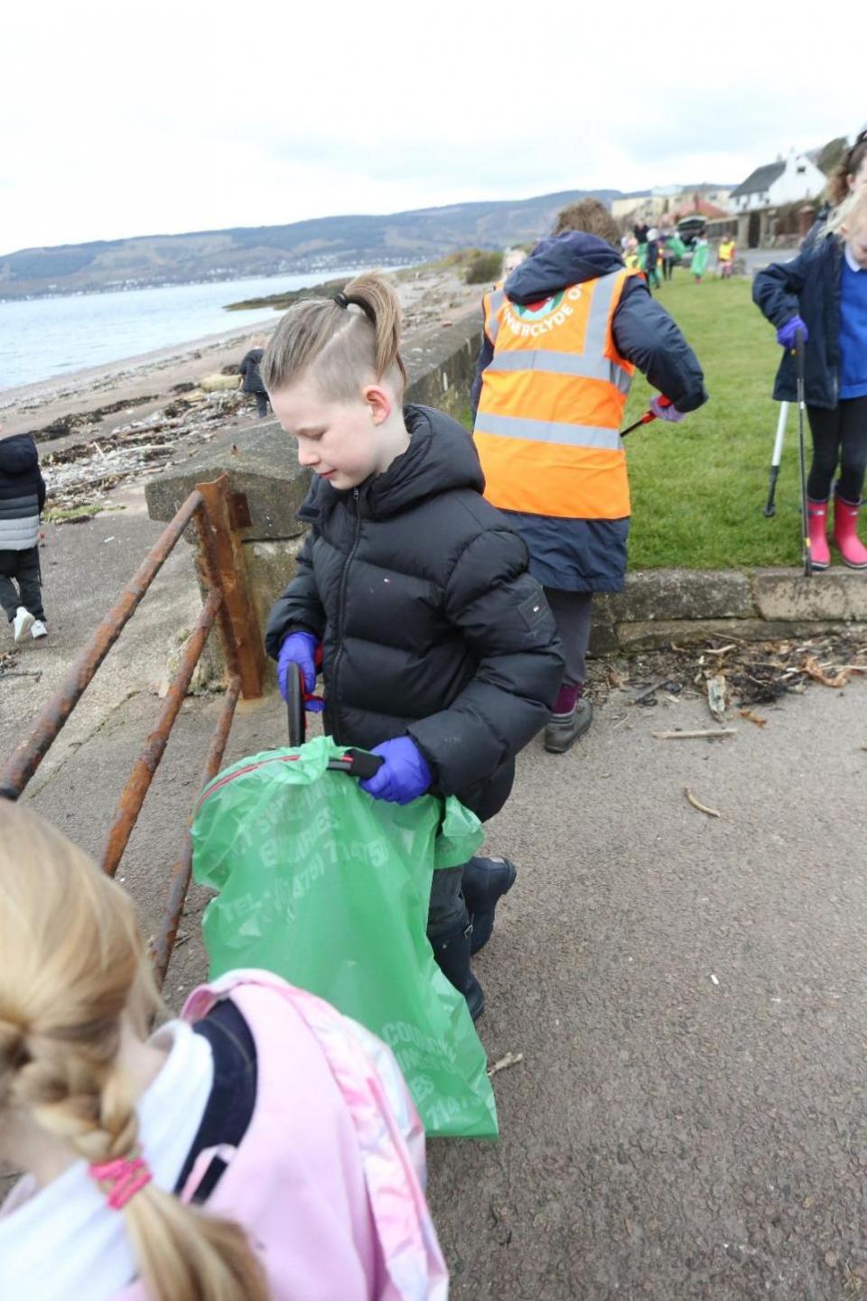 Greenock Telegraph: Wemyss Bay Primary pupils take part in big beach clean.