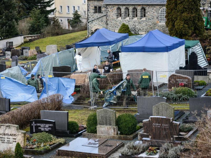 Beamte der Spurensicherung bauen auf dem Friedhof in Lichtenberg nach der Suche nach Peggys Leiche ihre Zelte ab. Foto: David Ebener/Archiv