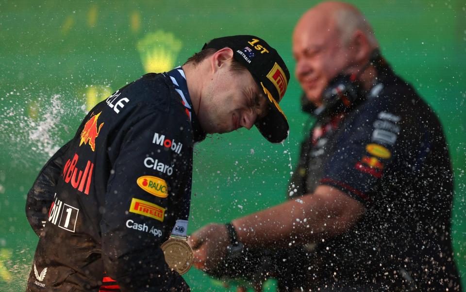 – Ο Ολλανδός οδηγός της Red Bull Racing Max Verstappen γιορτάζει τη νίκη του στο βάθρο μετά το Grand Prix Αυστραλίας Formula 1 2023 στο Albert Park Circuit