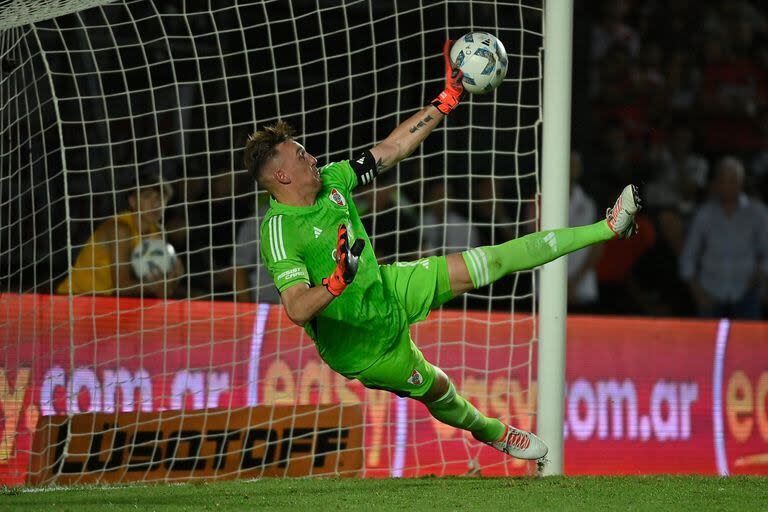 Franco Armani parecía que se pasaba de largo luego de adelantarse en el penal ejecutado por Barrios, pero llegó a desviar la pelota; fue un momento clave del triunfo de River 