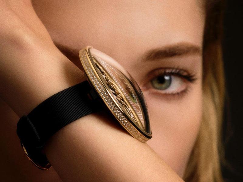 香奈兒推出錶徑55毫米的Mademoiselle Privé Pique-Aiguilles 珠寶工藝腕錶，取材自香奈兒女士裁縫時，綁在她手腕上的針墊，完美連結高級訂製服與高級珠寶錶，也讓人對於香奈兒女士的時尚身影，更加憧憬。