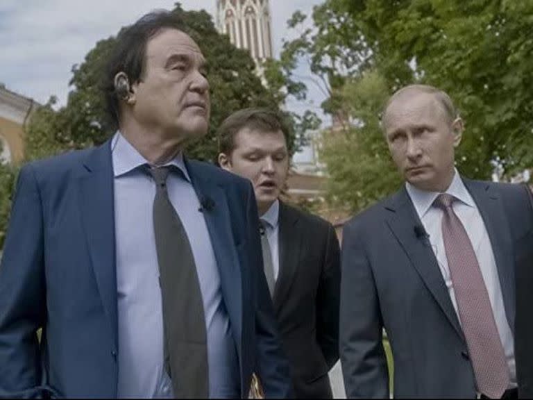 El director de cine estadounidense, Oliver Stone, junto al presidente ruso, Vladimir Putin