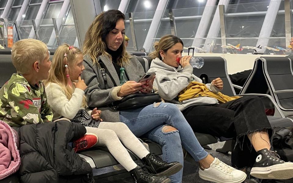 Frühmorgens am Flughafen, von links: Bald geht's für Diego, Jenna, Danni und Jada nach Bremen und von dort weiter nach Delmenhorst.  (Bild: RTL / 99pro media)