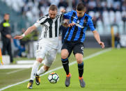 Soccer Football - Serie A - Juventus vs Atalanta - Allianz Stadium, Turin, Italy - March 14, 2018 Juventus’ Gonzalo Higuain in action with Atalanta's Gianluca Mancini REUTERS/Massimo Pinca