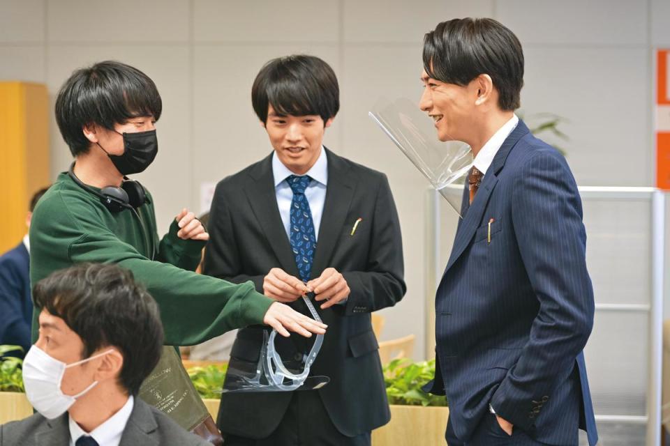 風間太樹（左起）指導電影鼓勵赤楚衛二、町田啓太大膽嘗試不同的即興演出。（車庫娛樂提供）