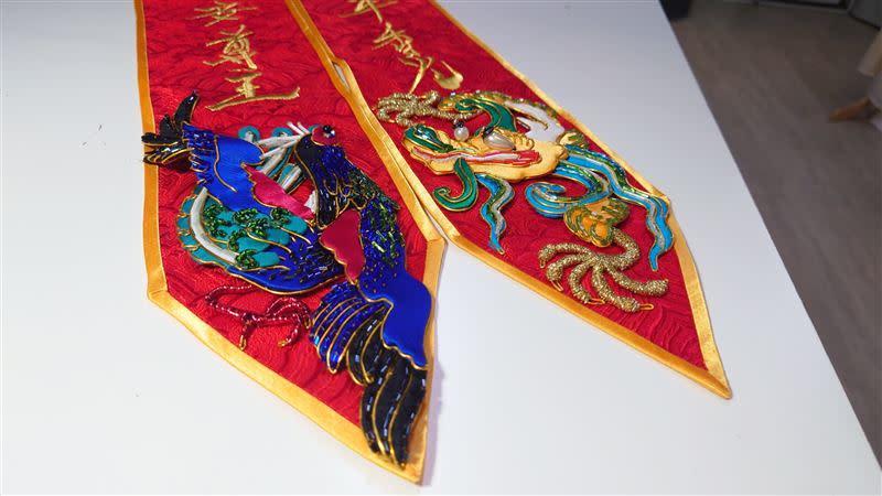 李育昇以台灣藍鵲取代傳統神獸來設計「紅綾披掛」。（圖／文化總會提供）