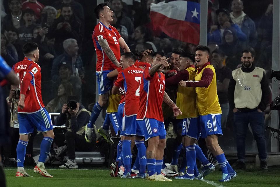 Diego Valdés, de Chile, festeja con sus compañeros tras anotar ante Perú en un partido de la eliminatoria mundialista, el jueves 12 de octubre de 2023, en Santiago (AP Foto/Esteban Felix)