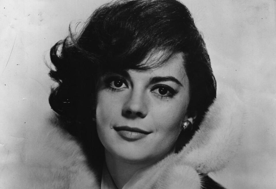 Die Tode mancher Stars geben bis heute Rätsel auf - wie etwa der von Natalie Wood. Die Schauspielerin kam bei einem Bootsunfall tragisch ums Leben - oder war es doch Mord? Das Rätsel bleibt bis heute ungelöst. Welche Hollywood-Stars ebenfalls unter merkwürdigen Umständen ums Leben kamen, zeigt die Bildergalerie ...