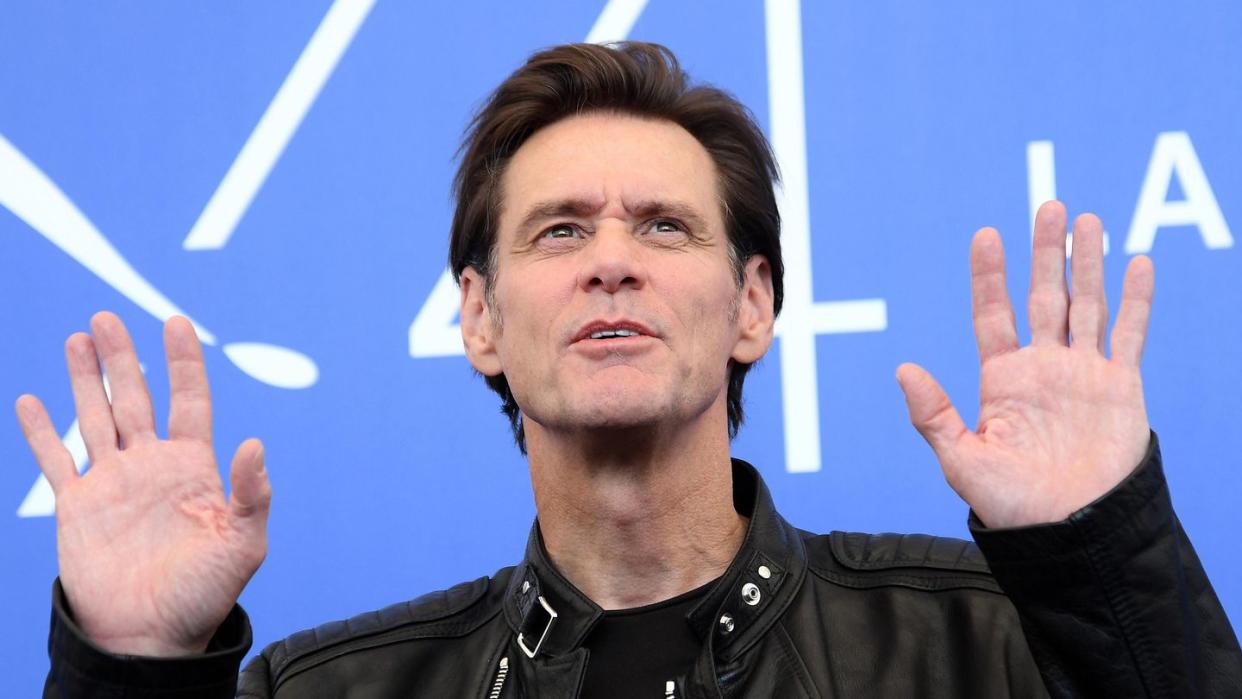 Schauspieler Jim Carrey macht als Zeichner von sich Reden.