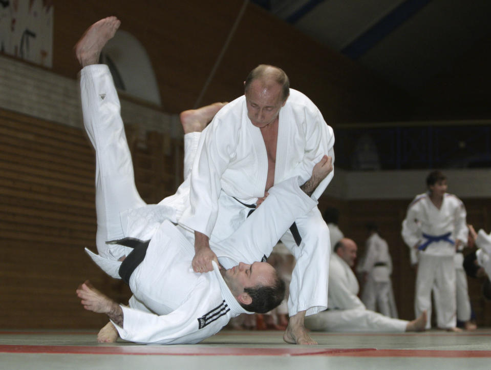 Russia's Prime Minister Vladimir Putin (top) attends a judo training session at Top Athletic School in St. Petersburg December 18, 2009. Picture taken December 18, 2009. REUTERS/Ria Novosti/Pool/Alexei Druzhinin