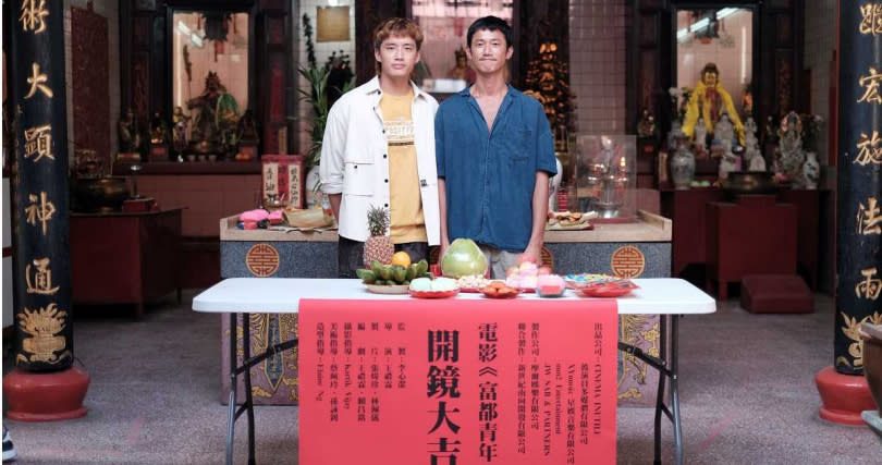 《富都青年》吳慷仁（右）為戲減重7公斤，同劇演員陳澤耀則被要求增重。（圖／摩爾娛樂、新世紀南向開發有限公司）