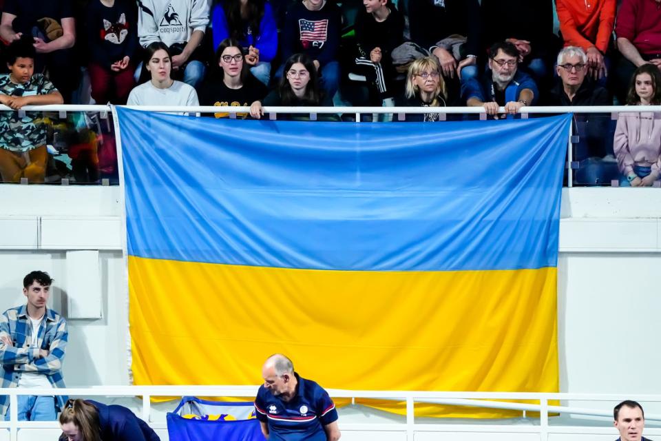 Drapeau ukrainien lors d&#39;un match de volley en France.  - Icon Sport