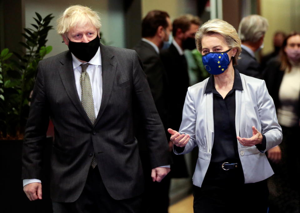 Boris Johnson und Ursula von der Leyen bei einem Treffen im Dezember 2020 (Bild: Olivier Hoslet/Pool via REUTERS)