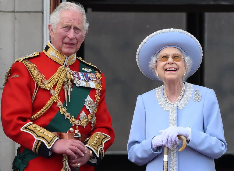 La reina Isabel II y el príncipe Carlos observan un vuelo especial desde el balcón del Palacio de Buckingham después del Desfile del Cumpleaños de la Reina, el Trooping the Colour, como parte de las celebraciones del jubileo de platino de la Reina Isabel II, en Londres el junio 2 de febrero de 2022