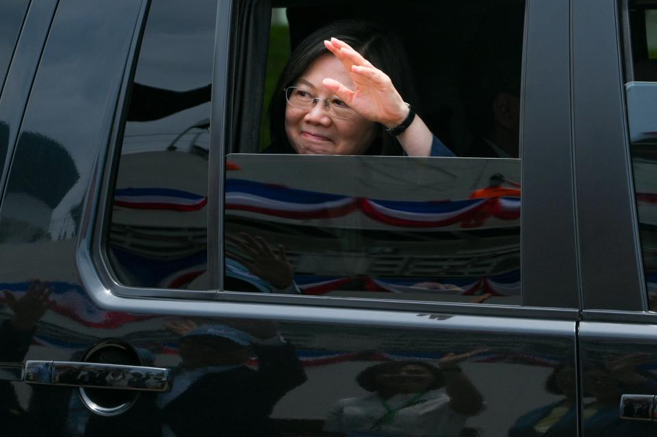 總統蔡英文在2008年民進黨聲勢低迷之際接下黨主席，讓民進黨走出谷底，開創新局。她在2016年帶領民進黨重新執政，2020年以817萬高票紀錄連任，2024年再完成交棒給賴清德的任務，締造台灣民主史上的「小英障礙」。(Photo by Sam Yeh / AFP) (Photo by SAM YEH/AFP via Getty Images)