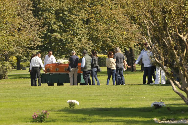 Los restos del reconocido chef fueron despedidos por familiares y amigos en el cementerio de Pilar