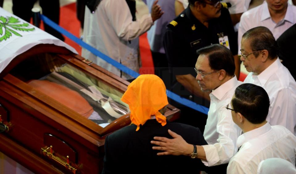 Opposition leader Datuk Seri Anwar Ibrahim pays his last respects to the late Karpal Singh as DAP adviser Lim Kit Siang (right) looks on at the Dewan Sri Pinang, today. – The Malaysian Insider pic by Hasnoor Hussain, April 20, 2014.