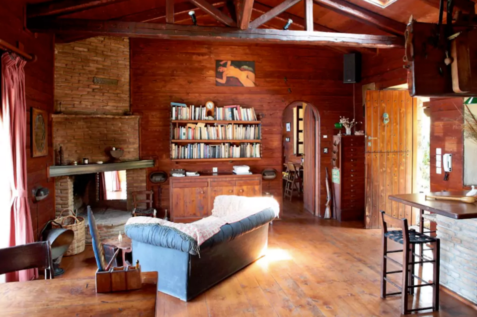 <p>Here’s one of the villa’s cozy studies. (Airbnb) </p>