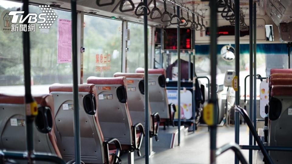 許多人都有搭乘公車的經驗。（示意圖／shutterstock達志影像）