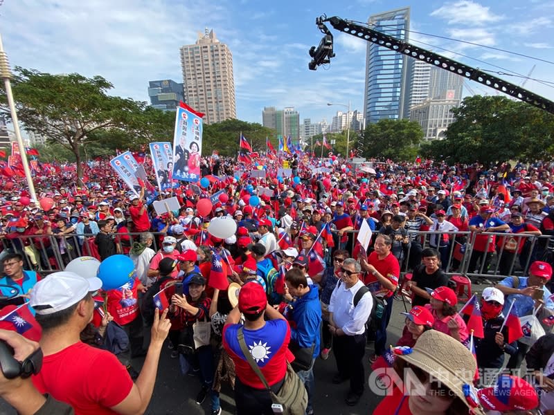 國民黨總統候選人韓國瑜陣營舉辦的「1221南方崛起、高雄光榮週年慶大遊行」21日在北高雄登場，大批支持者在凹子底公園集結準備出發，現場揮舞旗幟，旗海飄揚。（中央社）