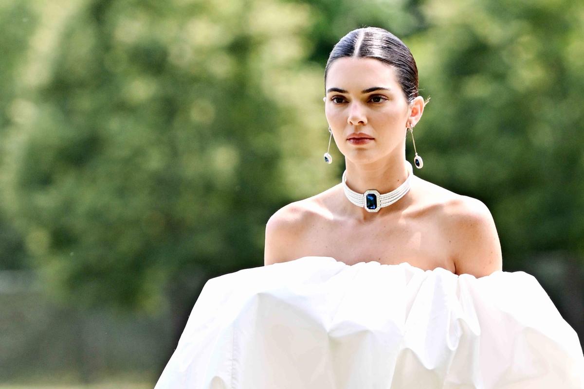 10 Kendall Jenner Street Style Outfit Formulas to Inspire Your